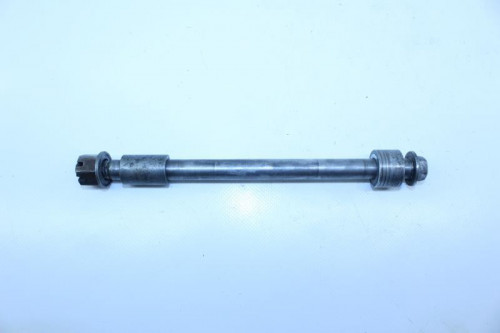 Axe de roue arriere SUZUKI 125 GN 1982 - 1999