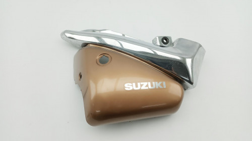 Demi flanc selle gauche SUZUKI 125 INTRUDER 2000 - 2001